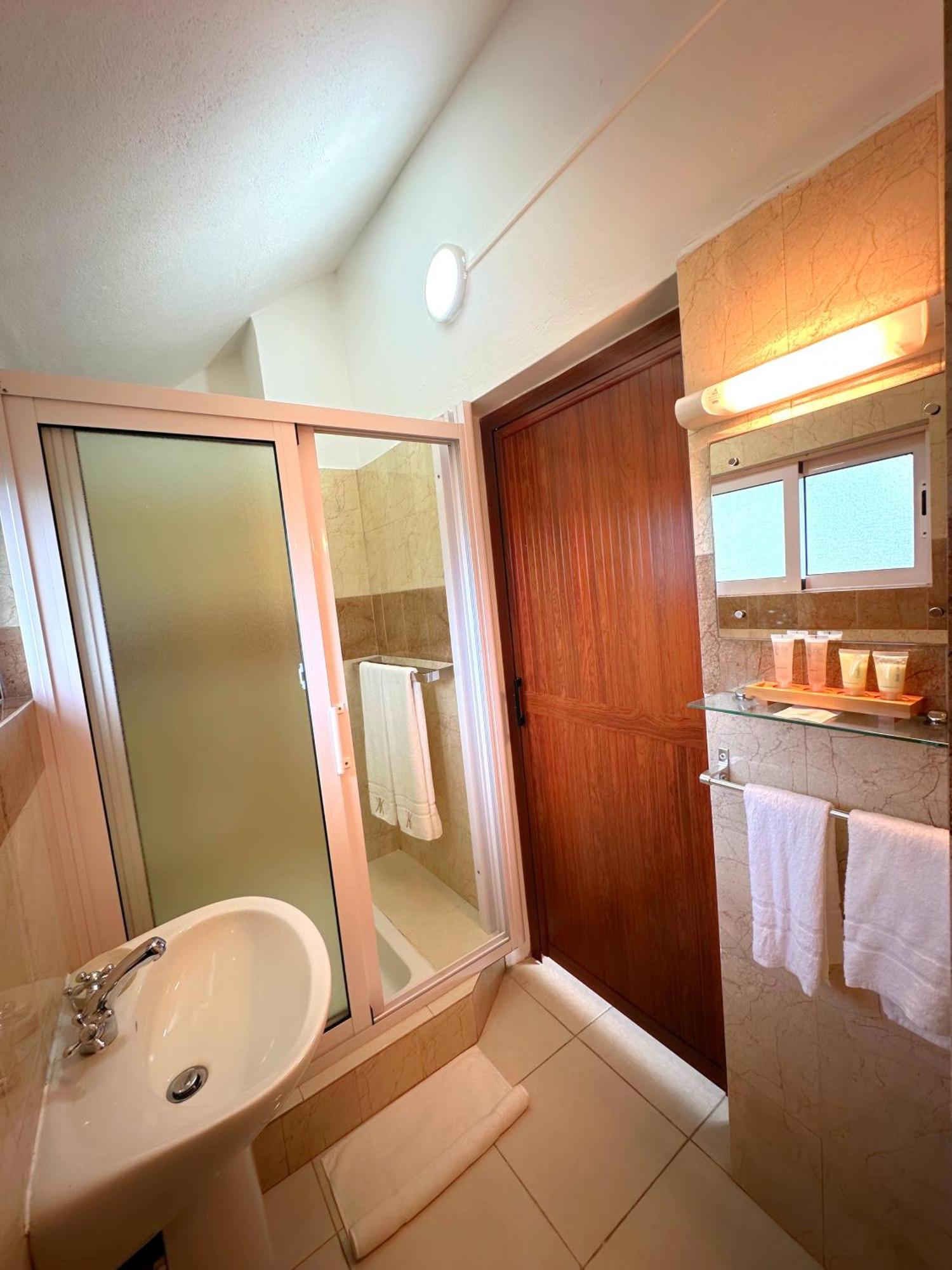 Koa Hotel Riambel Екстериор снимка